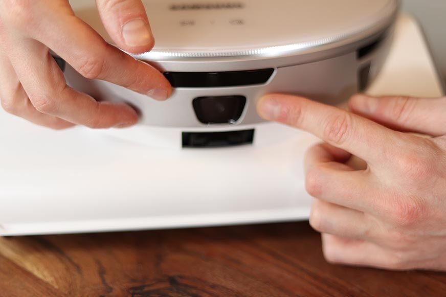 Der 3D-Sensor des Samsung Jet Bot AI+ ist in der Nahaufnahme zu sehen.